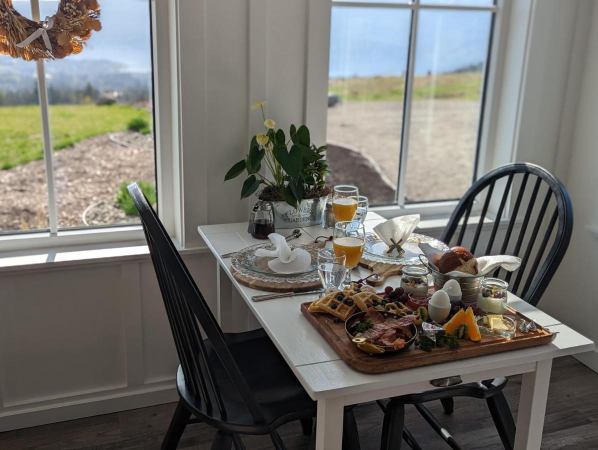 Autumn Lane B&B, Farmhouse Elegance & Stunning Lakeviews West Kelowna Εξωτερικό φωτογραφία