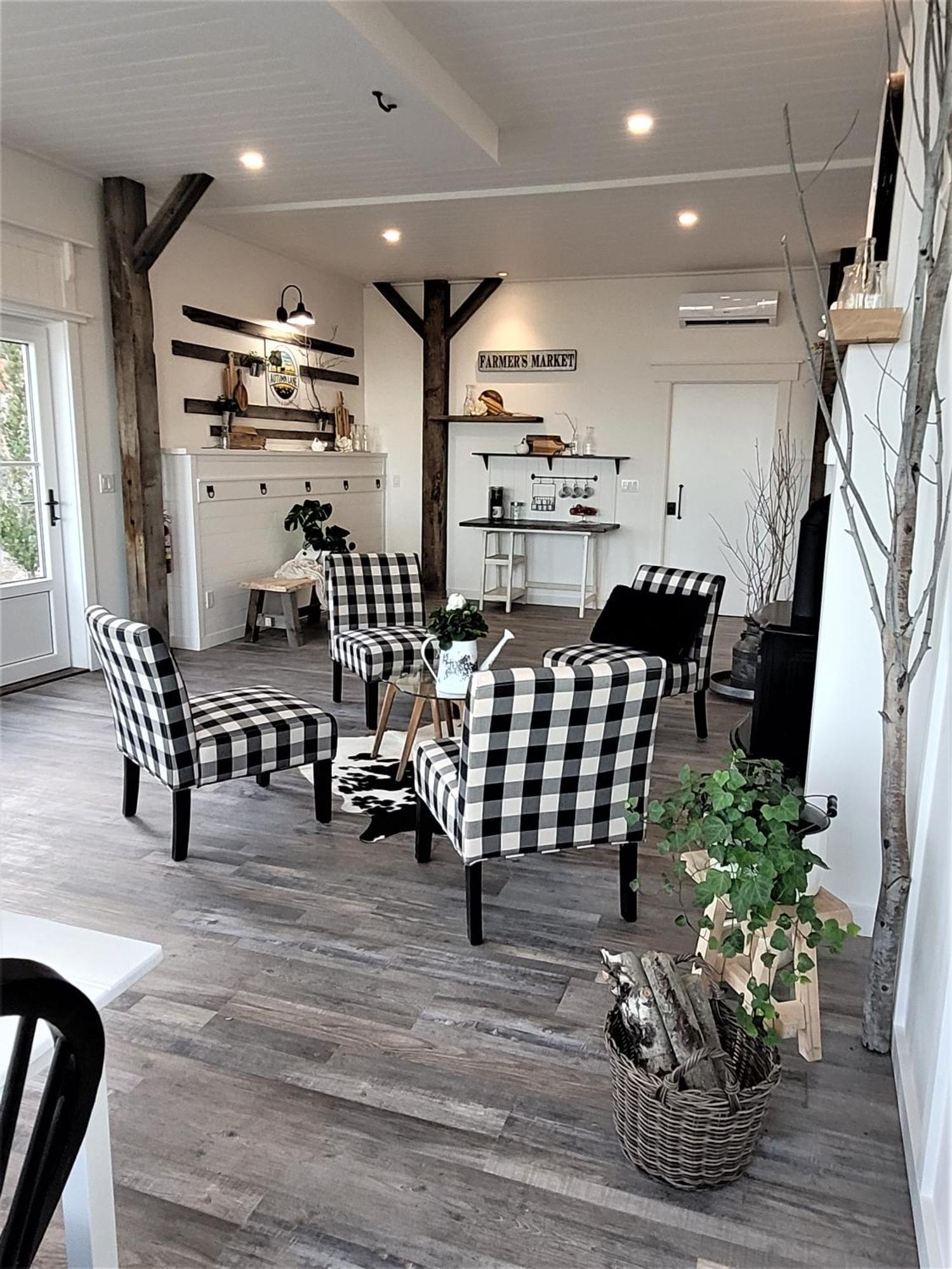 Autumn Lane B&B, Farmhouse Elegance & Stunning Lakeviews West Kelowna Εξωτερικό φωτογραφία