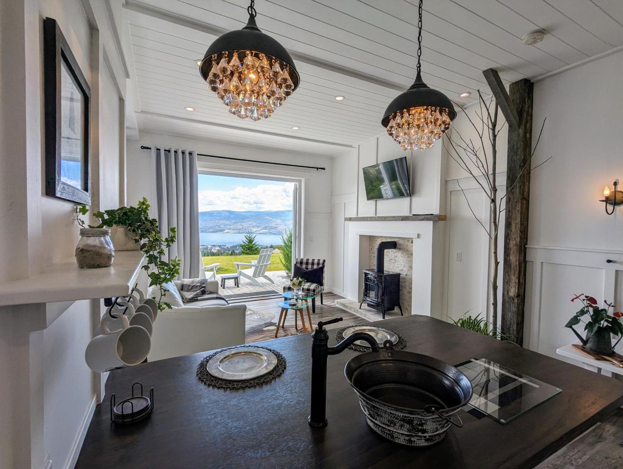 Autumn Lane B&B, Farmhouse Elegance & Stunning Lakeviews West Kelowna Εξωτερικό φωτογραφία