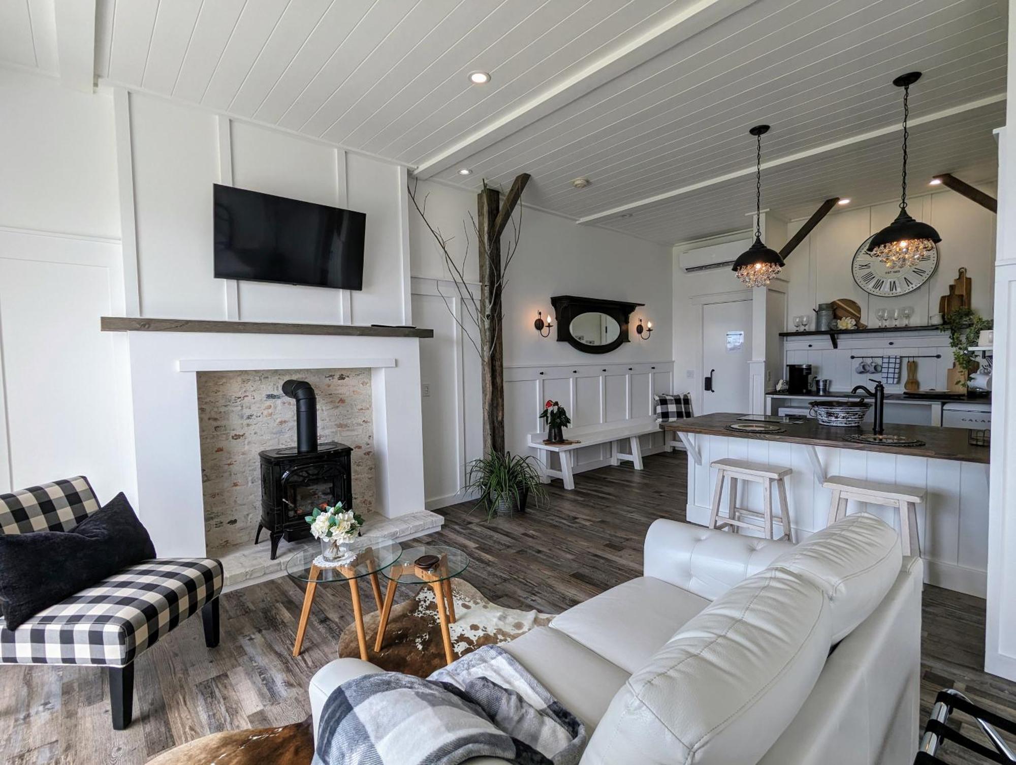 Autumn Lane B&B, Farmhouse Elegance & Stunning Lakeviews West Kelowna Εξωτερικό φωτογραφία