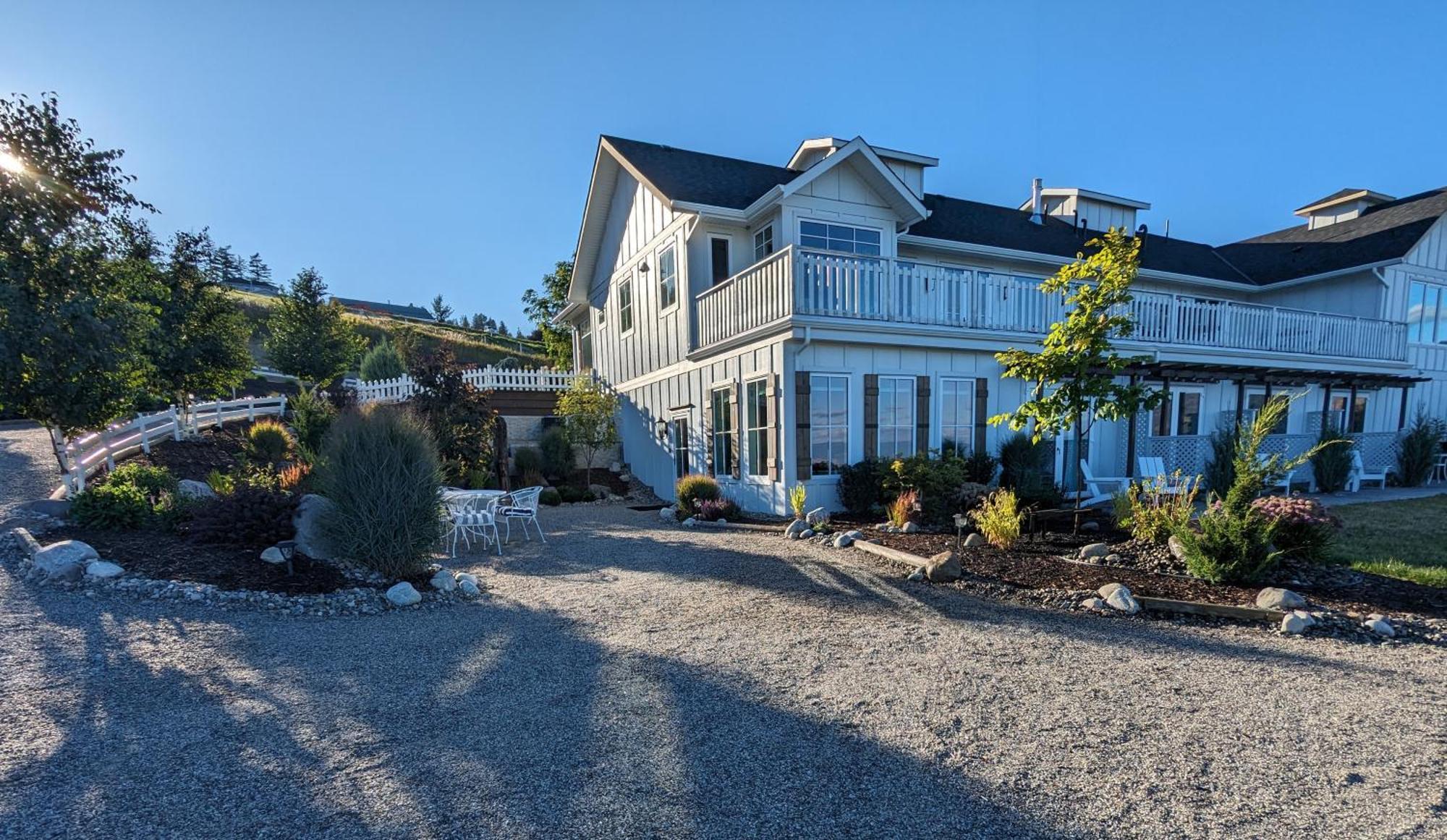 Autumn Lane B&B, Farmhouse Elegance & Stunning Lakeviews West Kelowna Εξωτερικό φωτογραφία