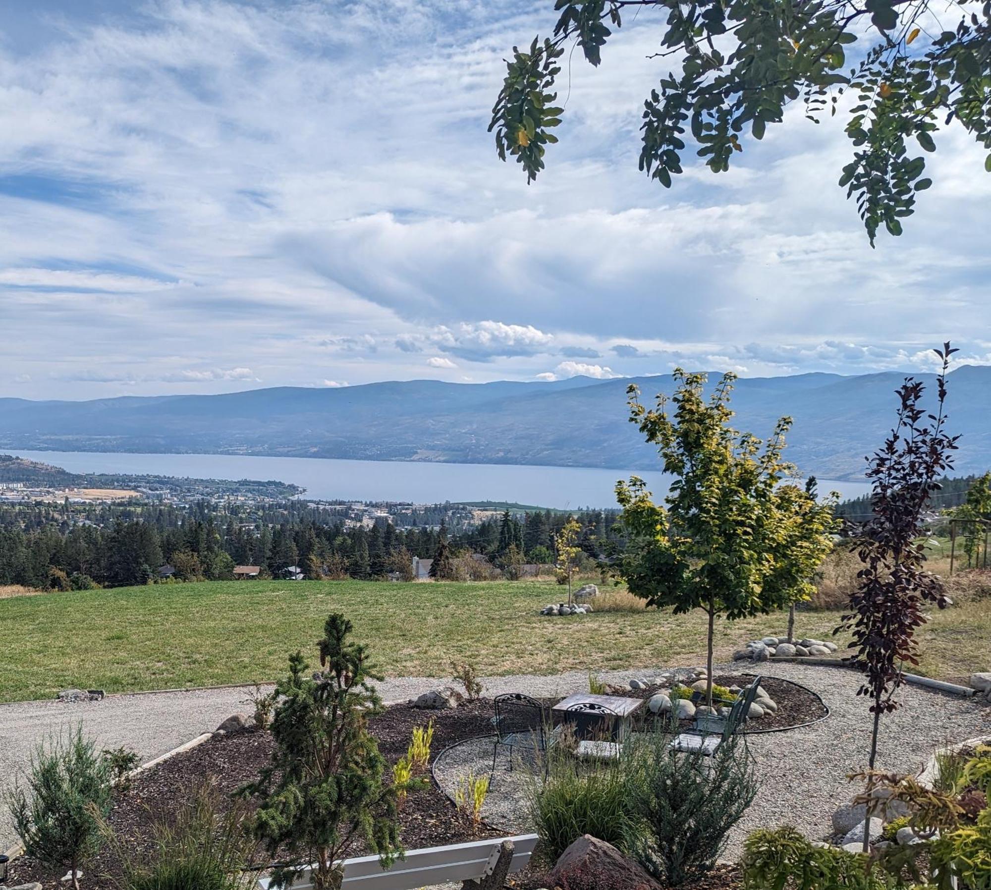 Autumn Lane B&B, Farmhouse Elegance & Stunning Lakeviews West Kelowna Εξωτερικό φωτογραφία