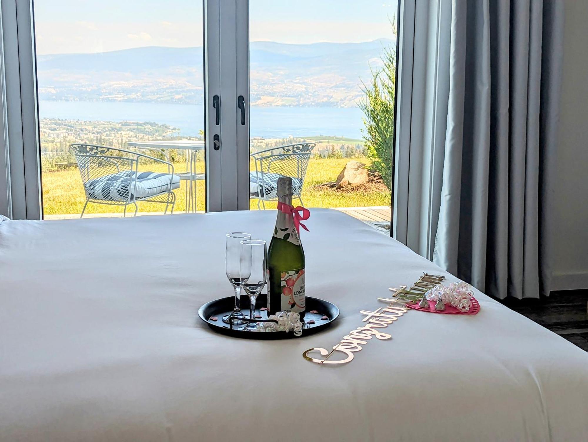 Autumn Lane B&B, Farmhouse Elegance & Stunning Lakeviews West Kelowna Εξωτερικό φωτογραφία