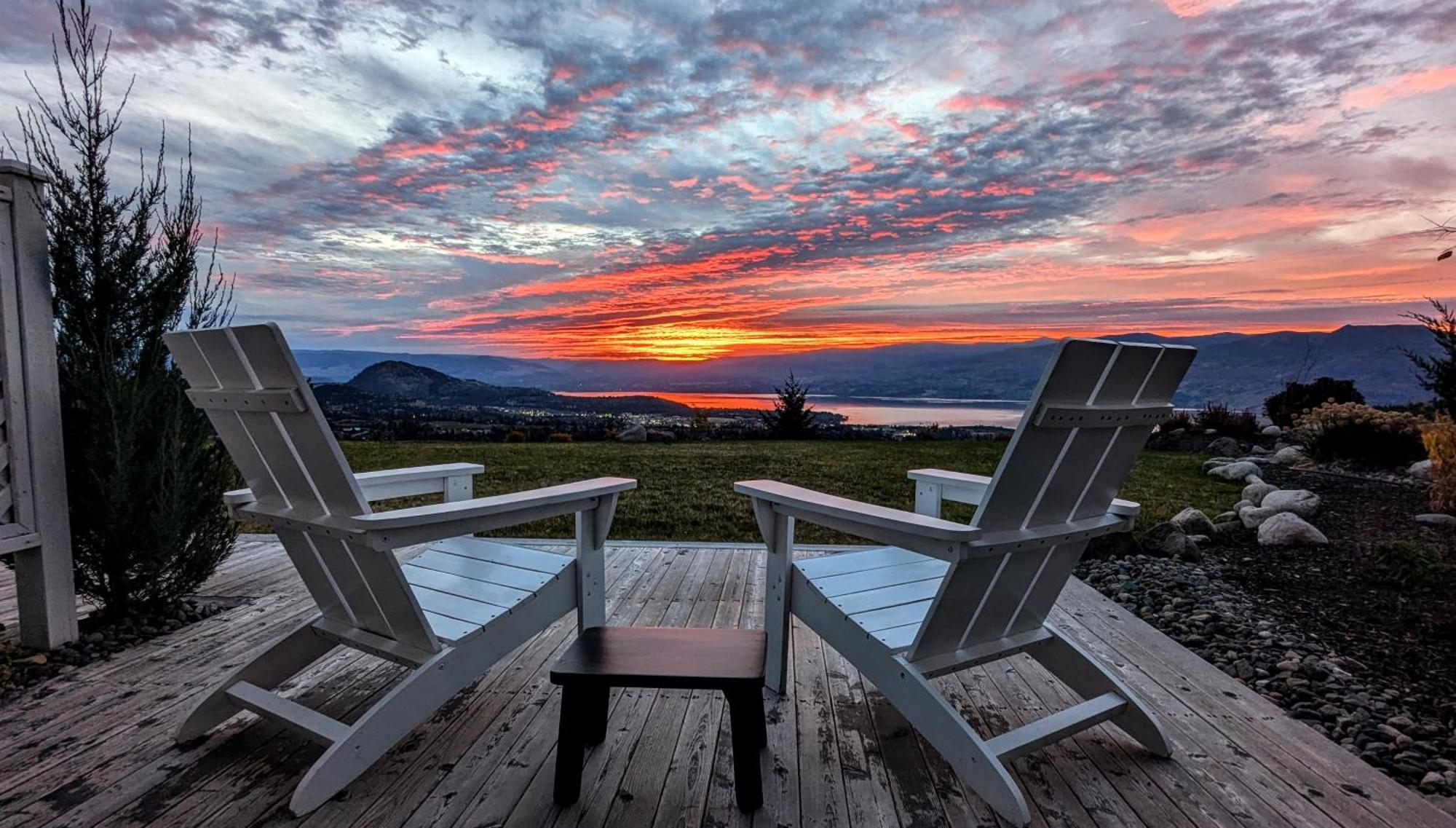 Autumn Lane B&B, Farmhouse Elegance & Stunning Lakeviews West Kelowna Εξωτερικό φωτογραφία