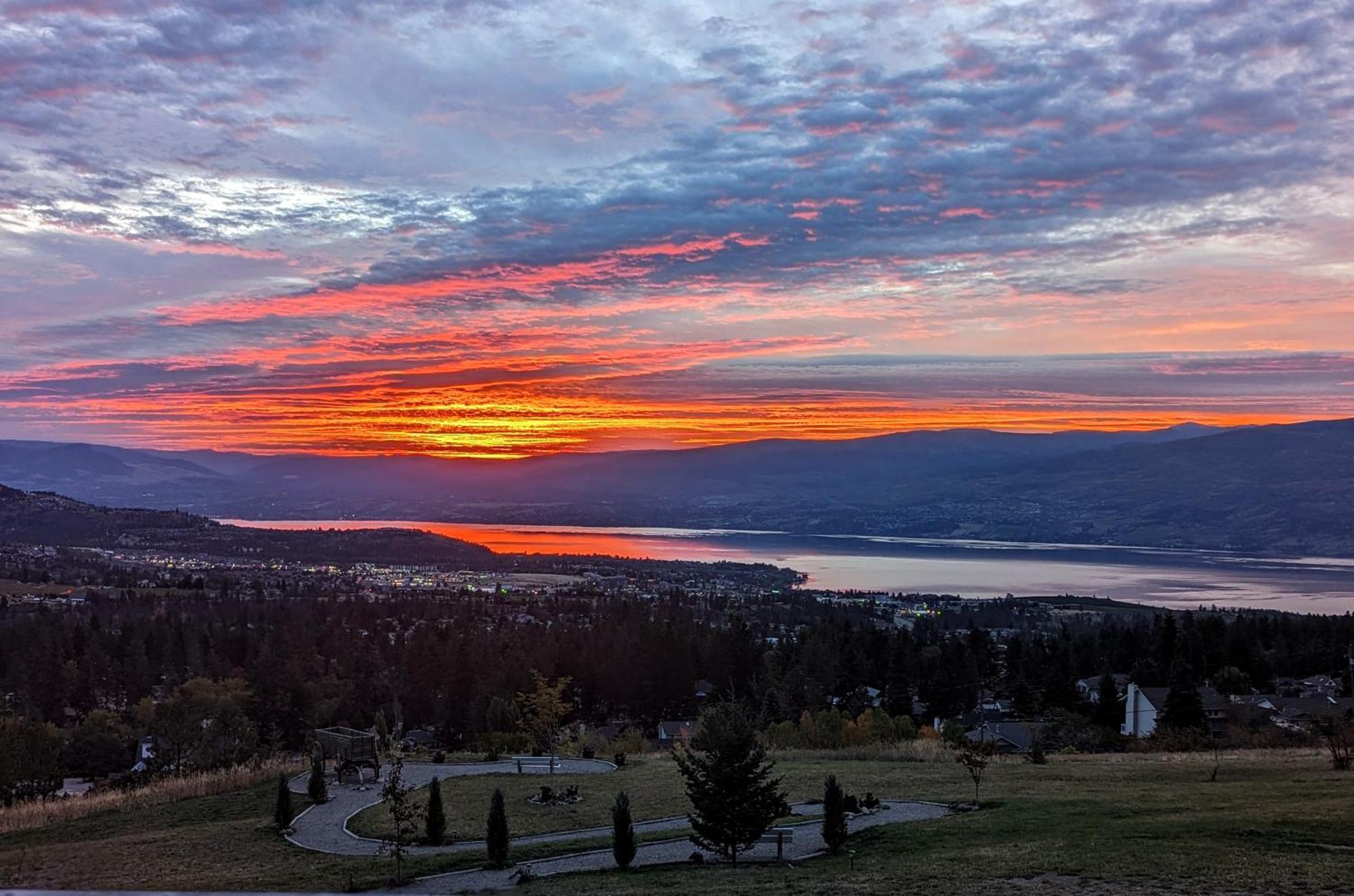 Autumn Lane B&B, Farmhouse Elegance & Stunning Lakeviews West Kelowna Εξωτερικό φωτογραφία